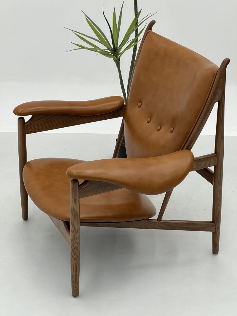 Chieftain Chair ¨C Luxurious Leather Lounge Chair with Sculptural Wooden Frame