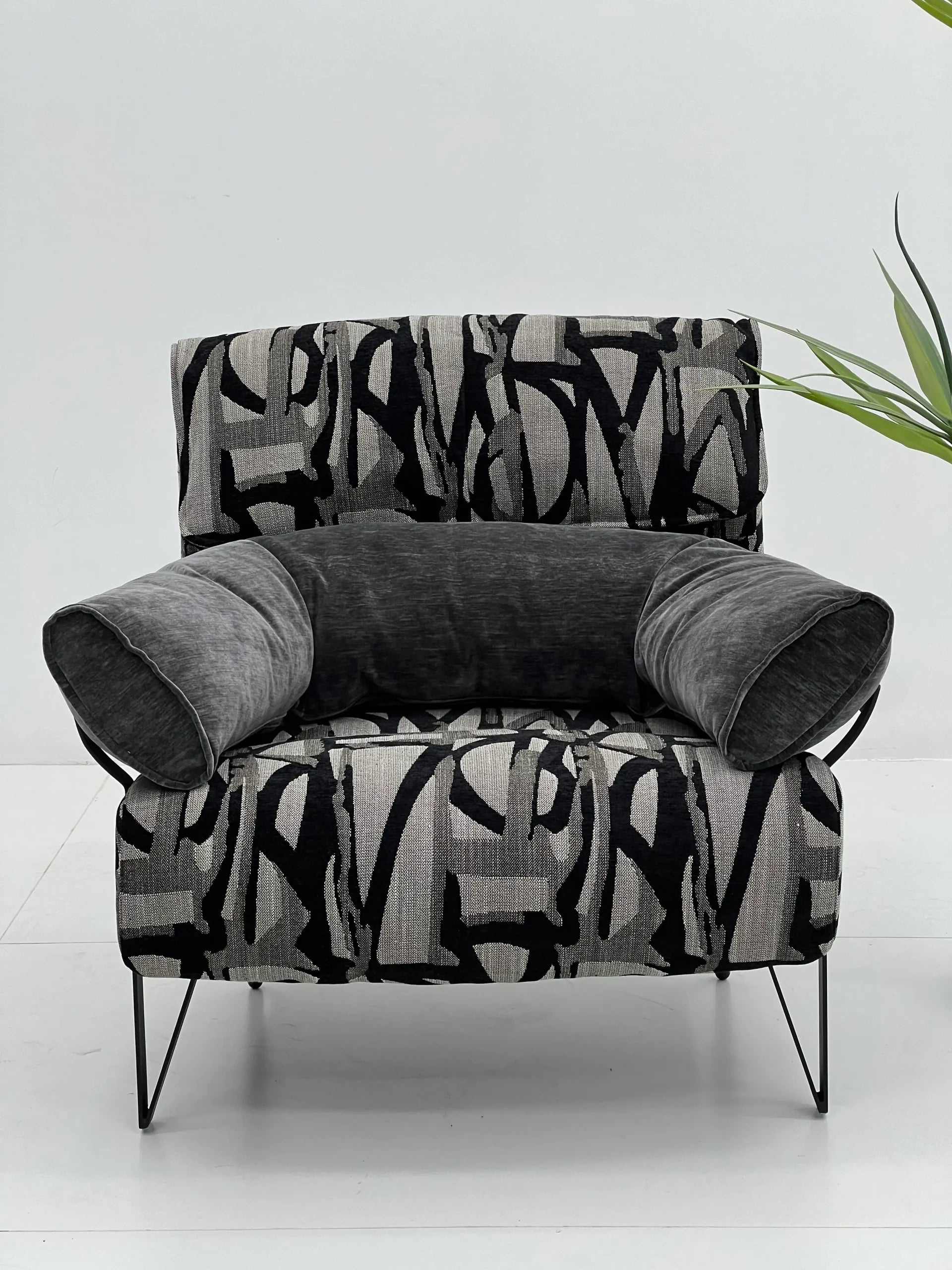 Modern Abstract Jacquard Lounge Chair in Black & Grey ¨C Sculptural Velvet Accent Seating for Commercial Hotels, Lounges & Premium Offices