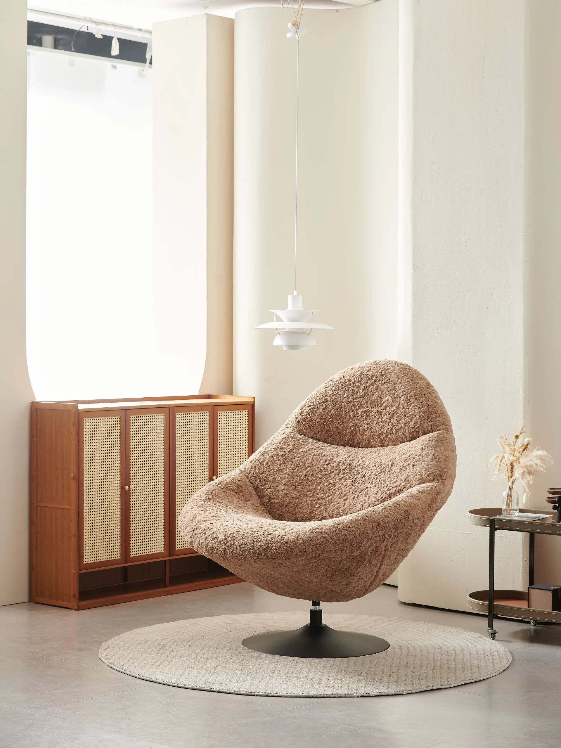 Beige Boucle Swivel Lounge Chair with Black Base ¨C Luxurious Textured Accent Seating for Boutique Hotels & Commercial Lounges