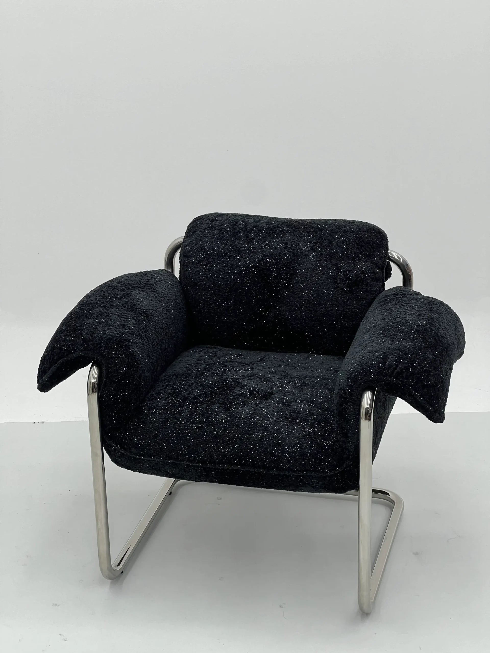 Black Boucle Lounge Chair with Chrome Frame ¨C Luxurious Modern Accent Seating for Boutique Hotels & Commercial Spaces