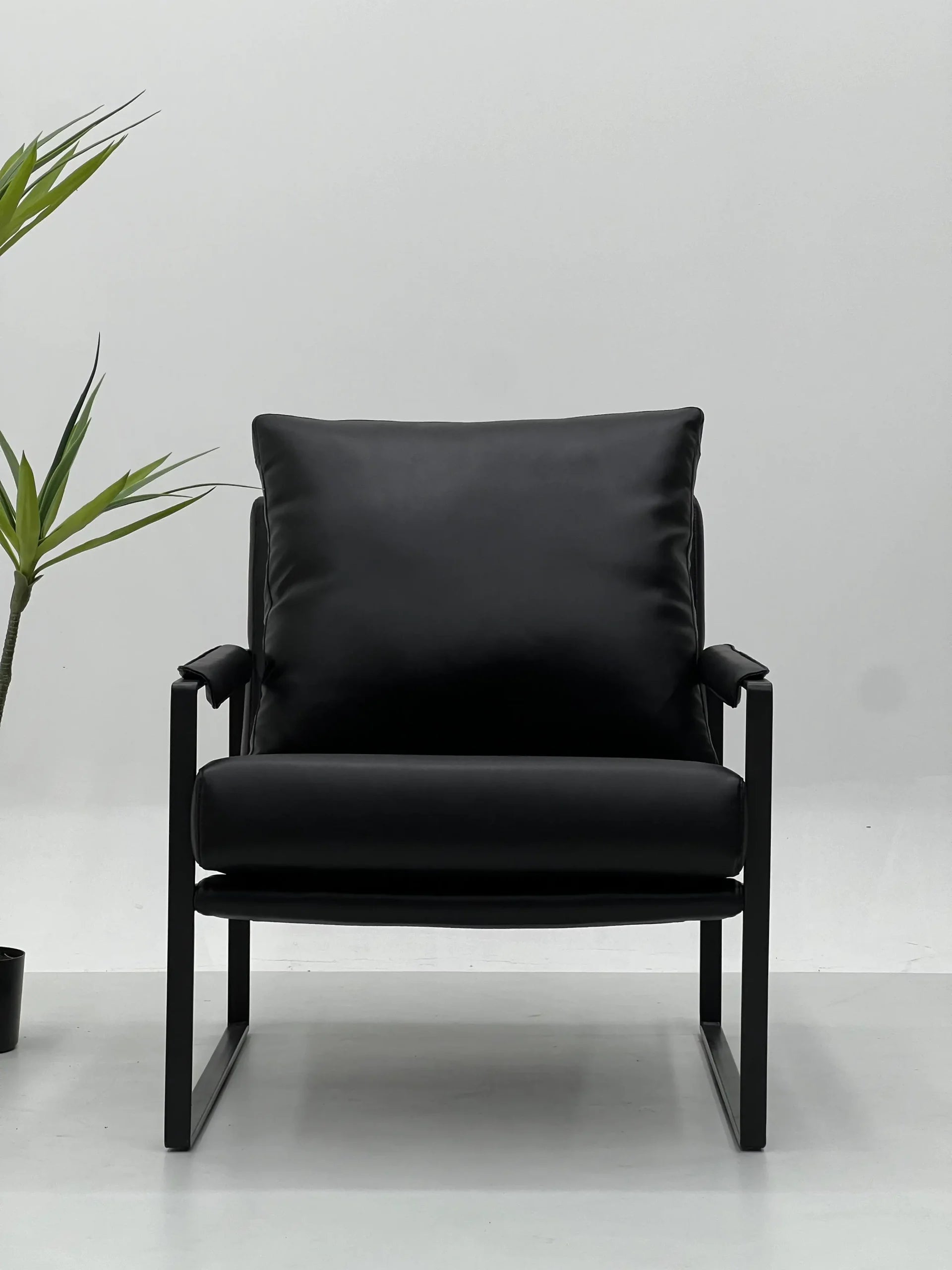 Black Leather Lounge Chair with Black Frame ¨C Minimalist Luxury Accent Seating for Boutique Hotels & Commercial Spaces
