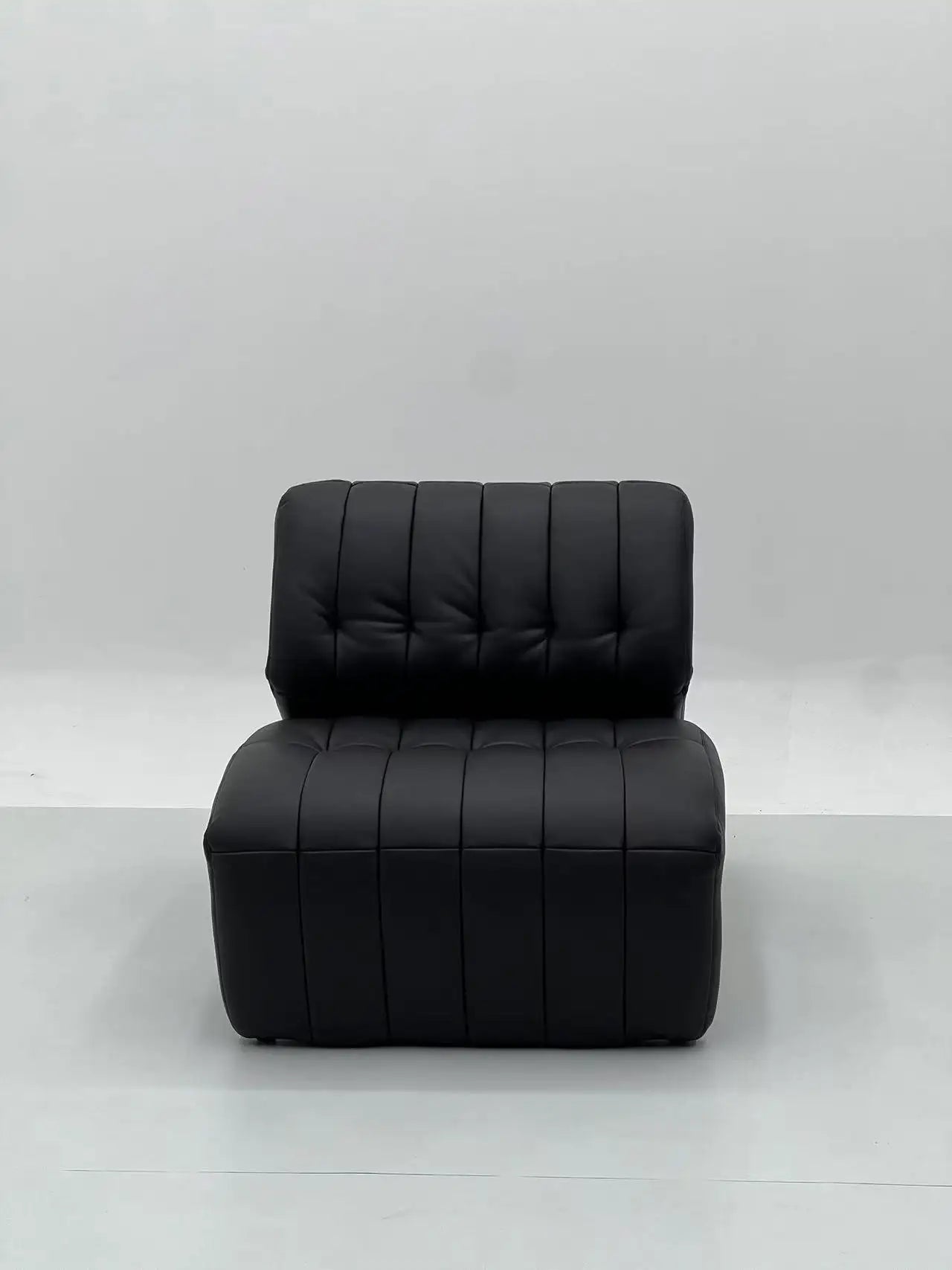 Black Quilted Lounge Chair ¨C Luxurious Modern Accent Seating for Boutique Hotels & Commercial Spaces