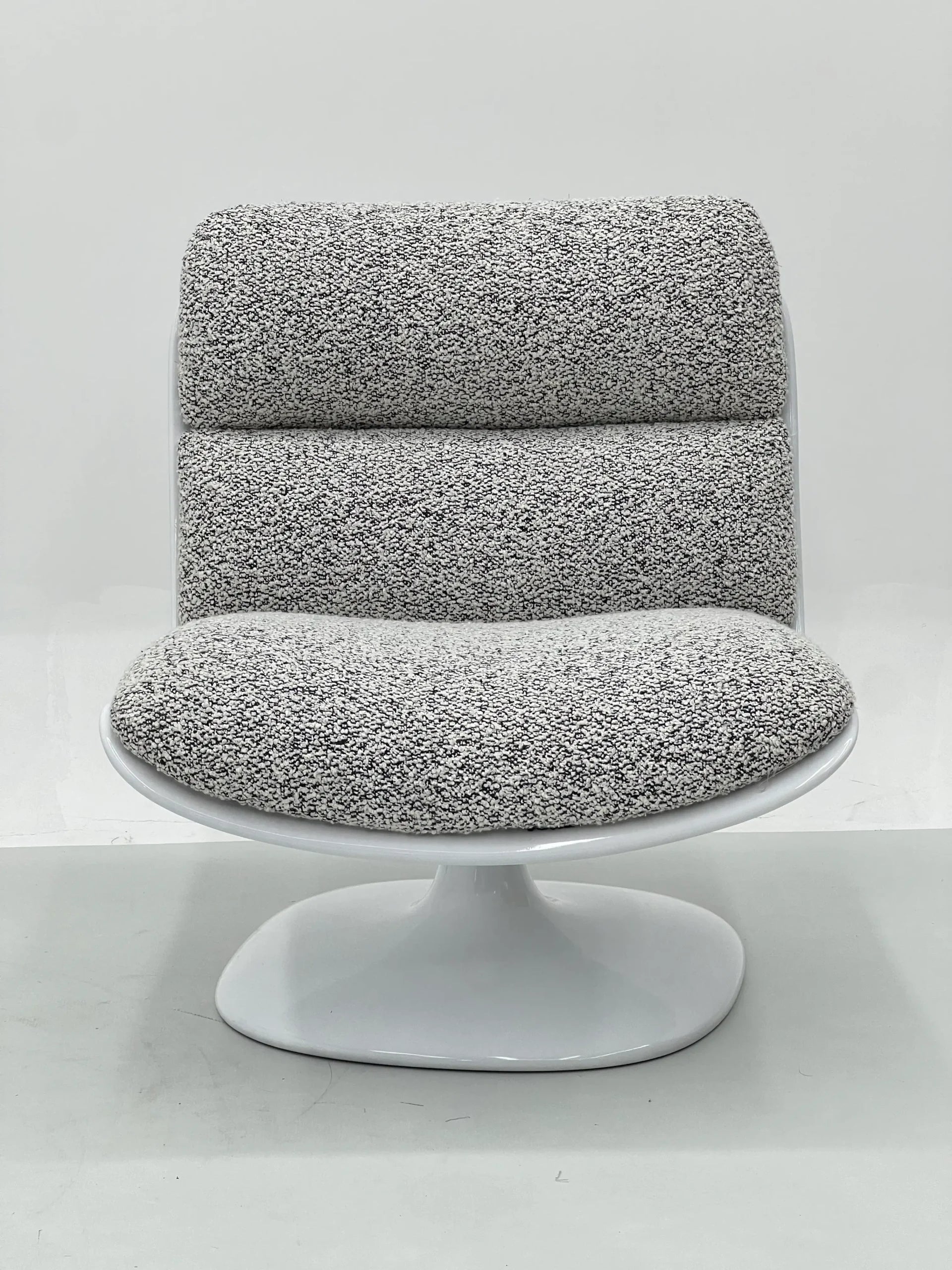 Modern Gray Boucle Swivel Lounge Chair with White Tulip Base ¨C Textured Comfort Seating for Commercial Hotels, Offices & Lounges