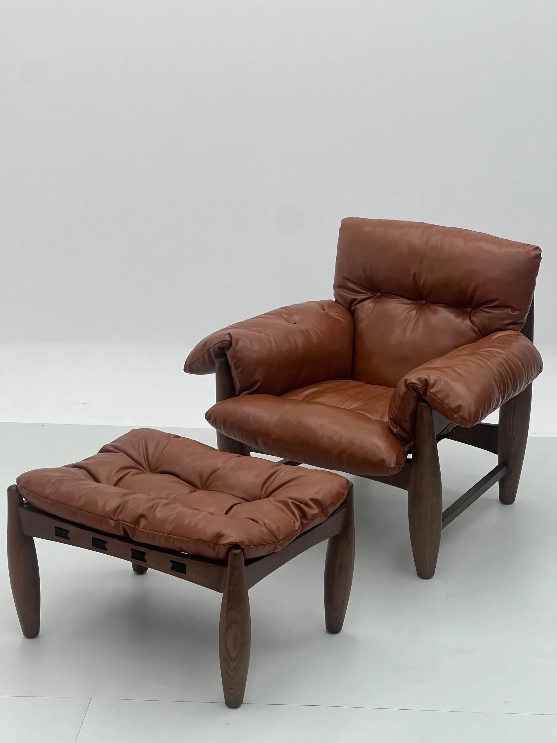 Brown Leather Lounge Chair with Walnut Frame & Ottoman ¨C Luxurious Mid-Century Modern Accent Seating for Boutique Hotels & Commercial Spaces