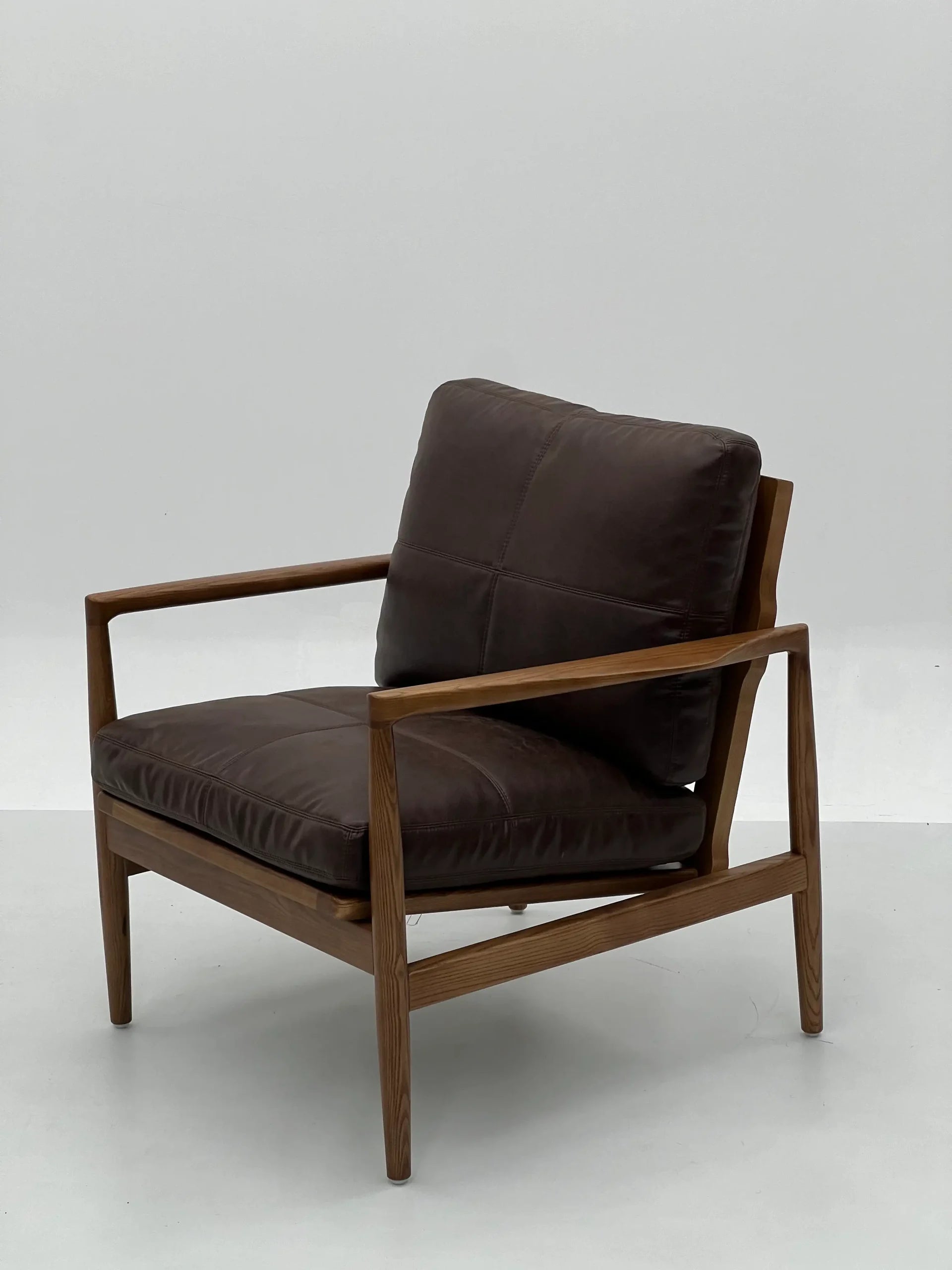Brown Leather Lounge Chair with Walnut Frame ¨C Luxurious Mid-Century Modern Accent Seating for Boutique Hotels & Commercial Spaces