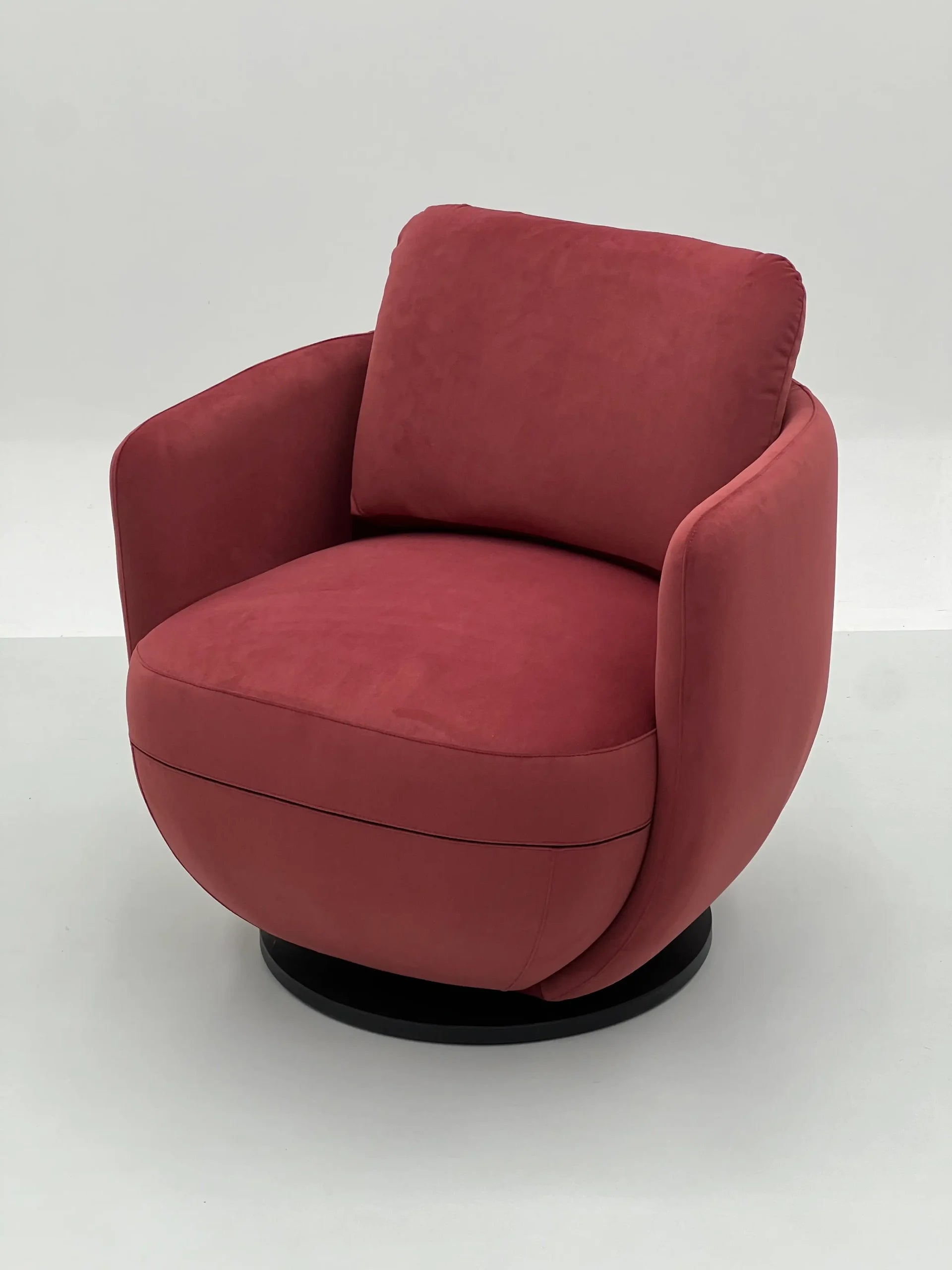 Burgundy Velvet Swivel Chair with Black Base ¨C Luxurious Modern Accent Seating for Boutique Hotels & Commercial Lounges
