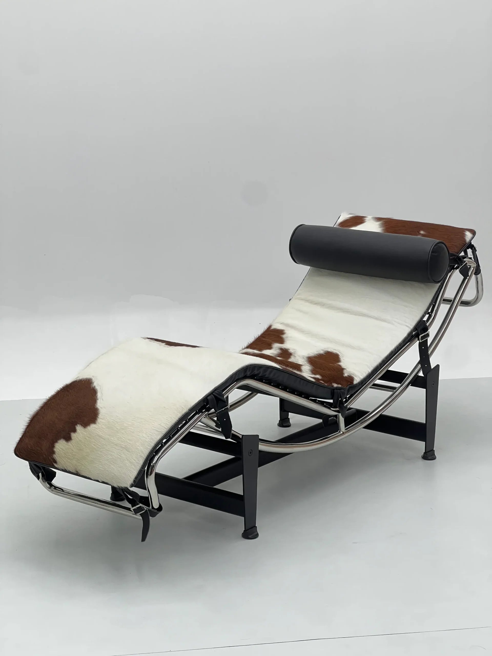 Cowhide Chaise Lounge with Chrome Frame ¨C Luxurious Modern Reclining Seating for Boutique Hotels & Commercial Spaces