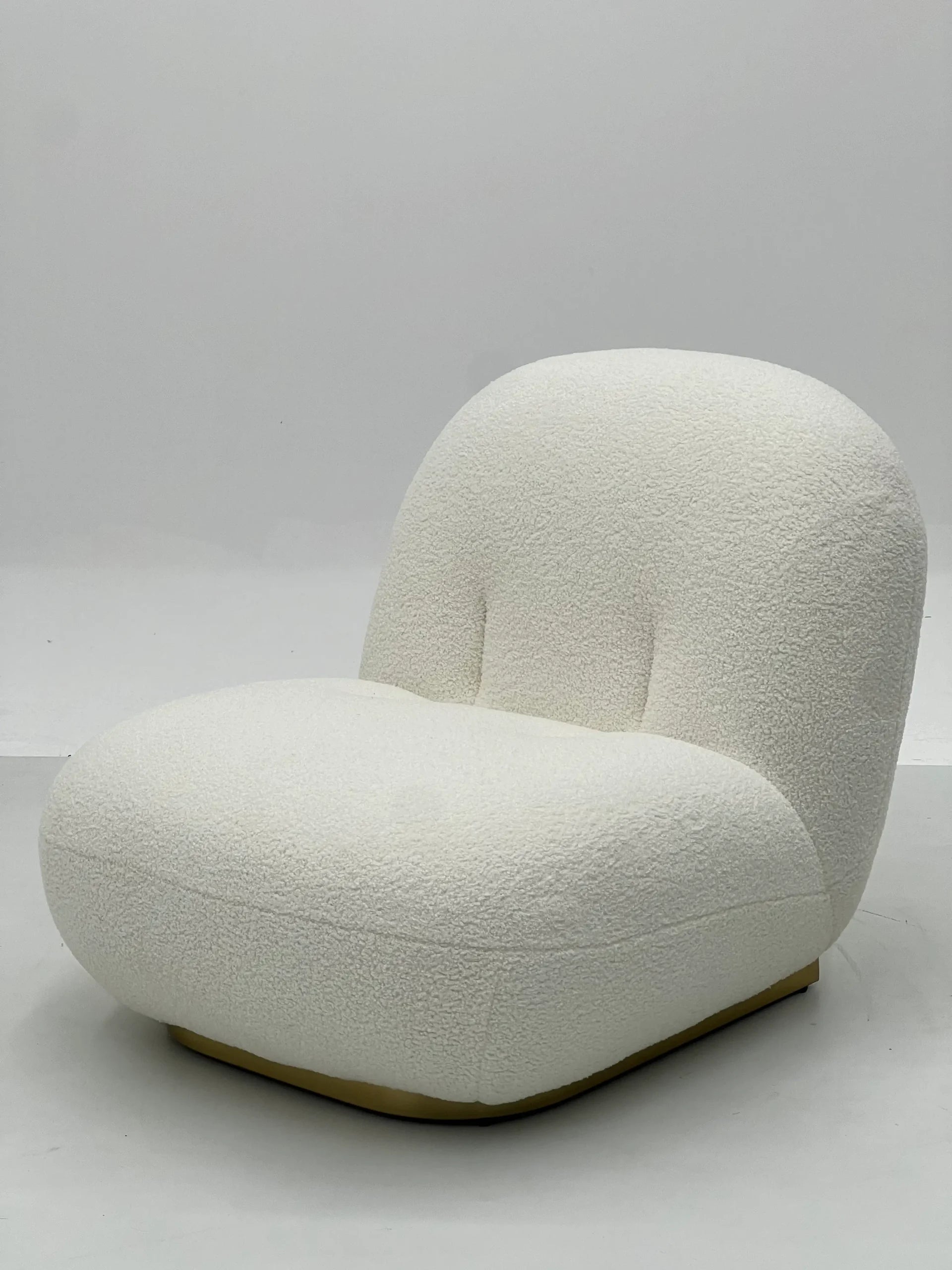 Modern Cream Boucle Cloud Lounge Chair with Gold Base ¨C Ultra-Plush Sculptural Seating for Commercial Hotels, Offices & Luxury Lounges