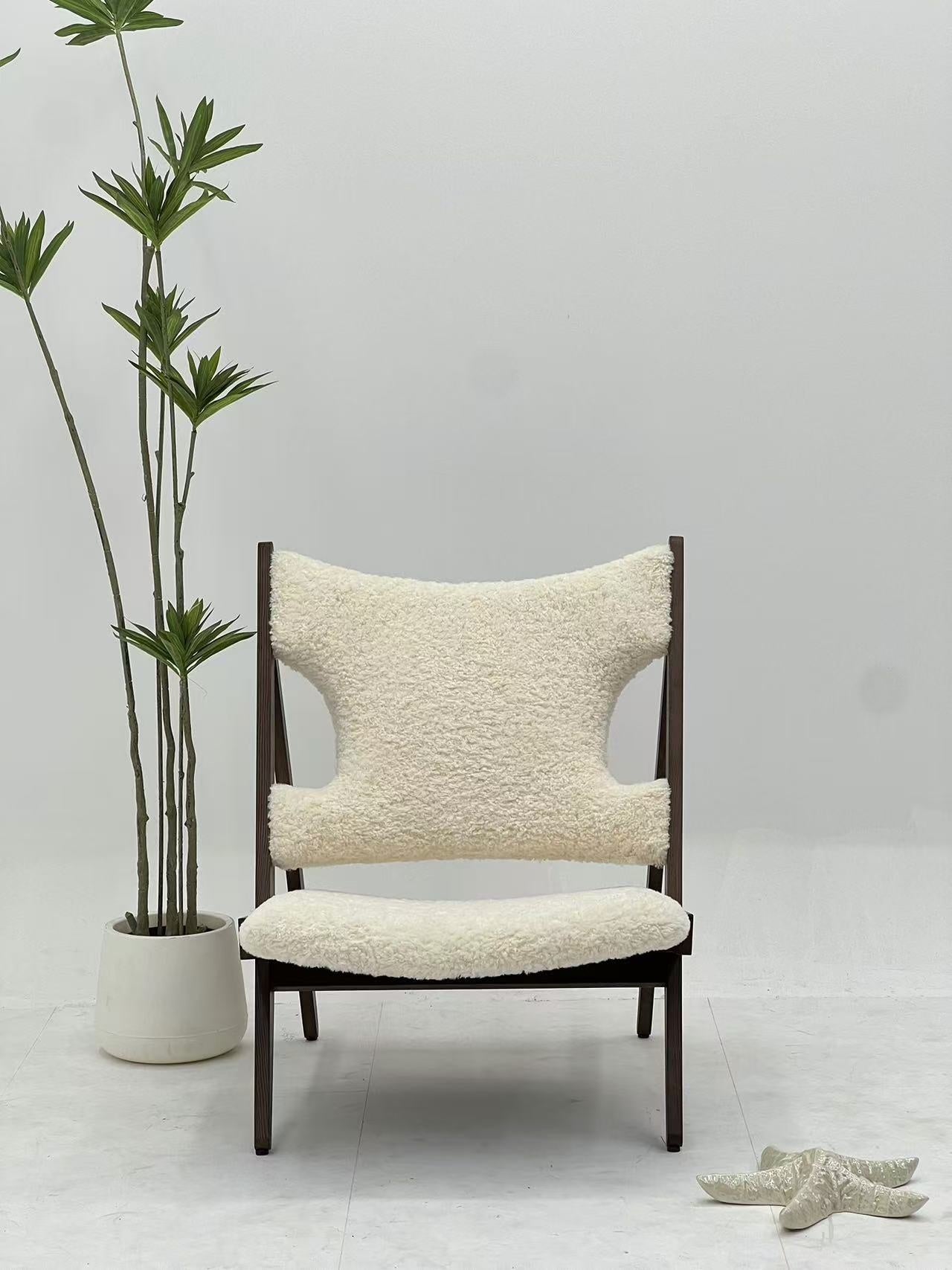 Cream Boucle Lounge Chair with Walnut Frame ¨C Luxurious Modern Accent Seating for Boutique Hotels & Commercial Spaces