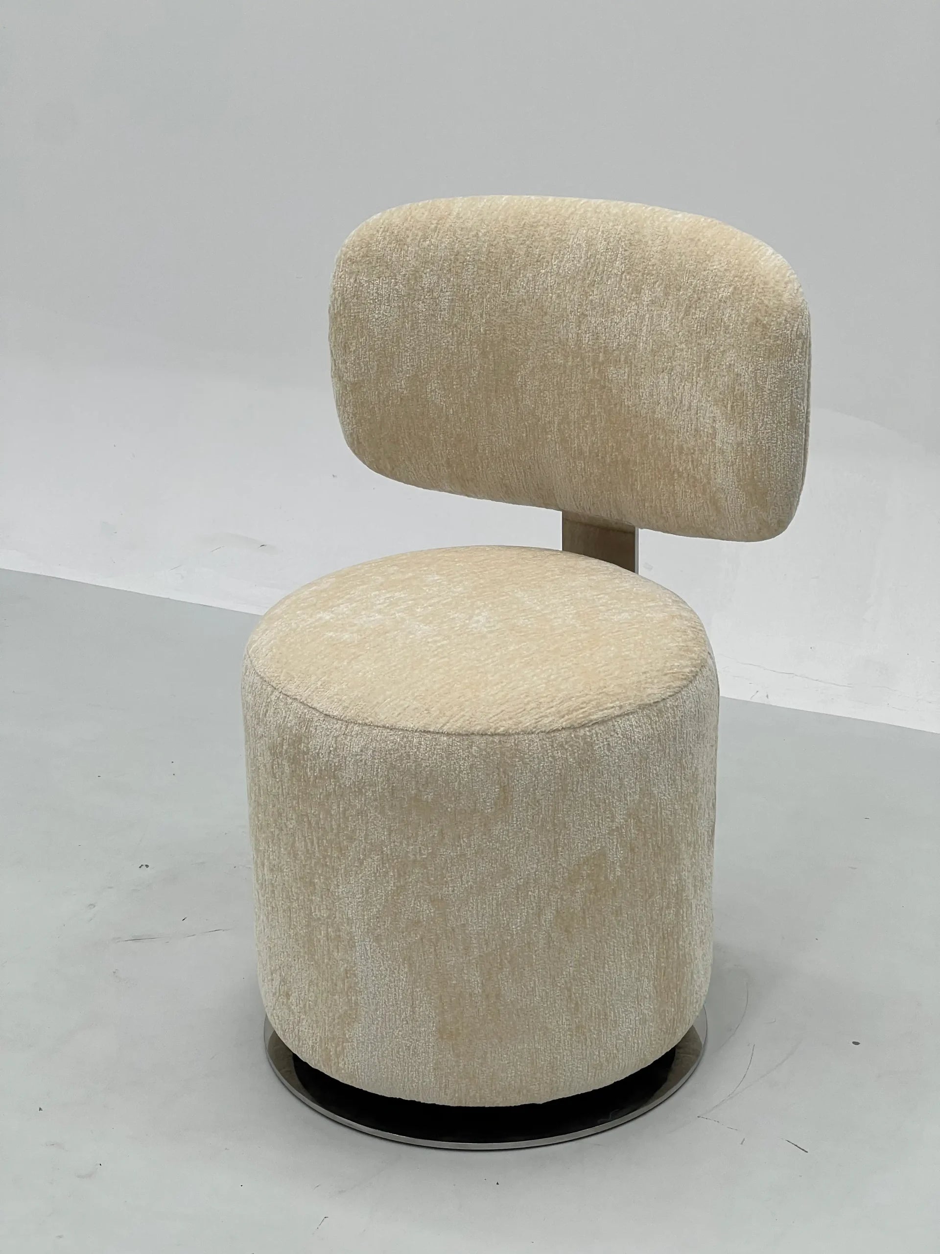 Modern Cream Boucle Swivel Vanity Chair with Chrome Base ¨C Plush Textured Accent Seating for Commercial Hotels, Salons, Offices & Lounges