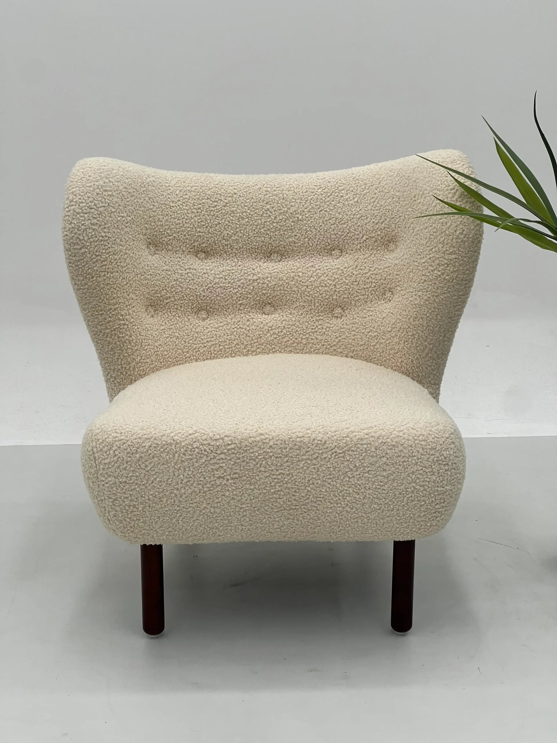 Modern Cream Teddy Bear Lounge Chair with Walnut Legs ¨C Plush Textured Accent Seating for Commercial Hotels, Offices & Lounges