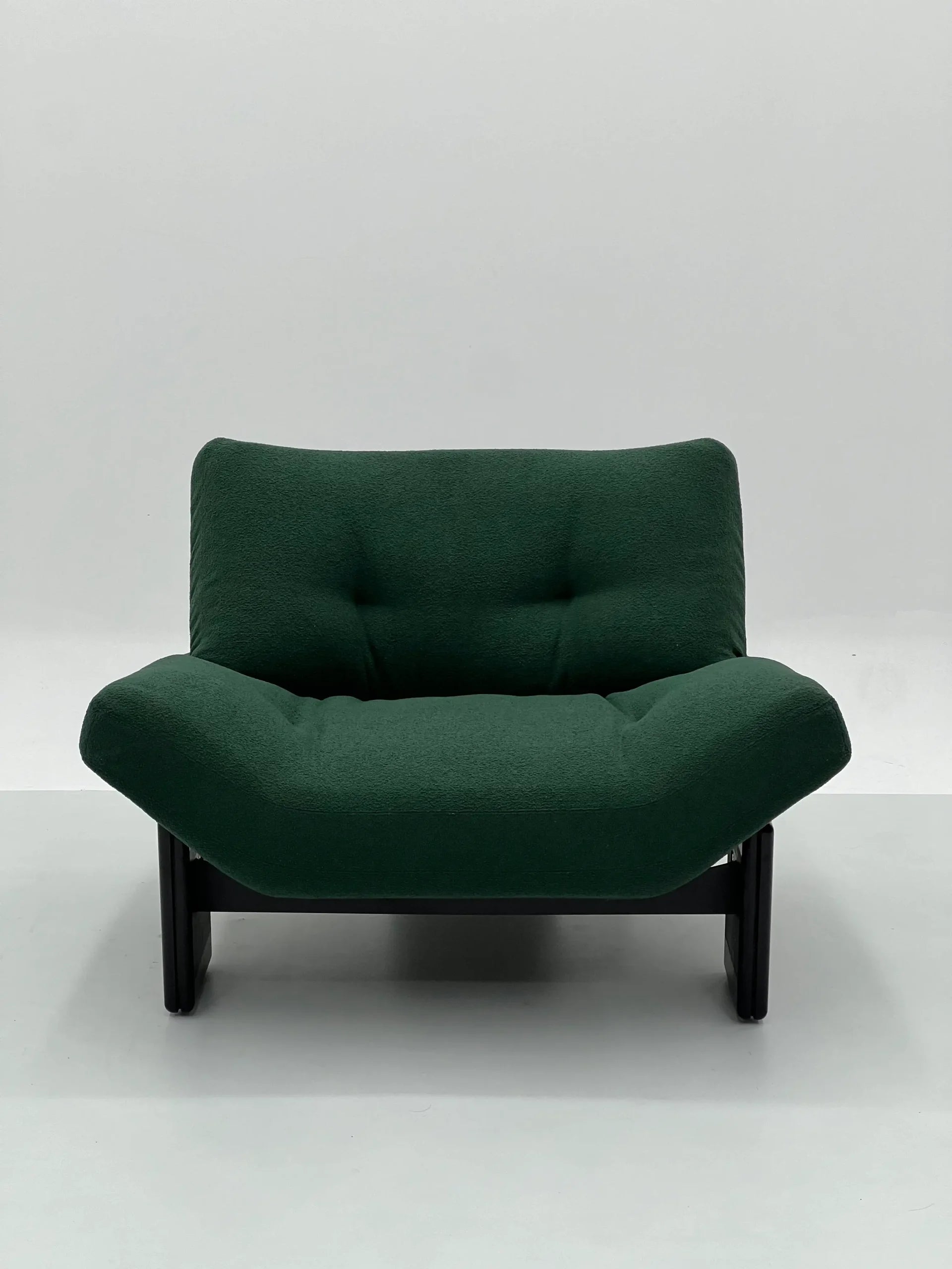 Forest Green Boucle Lounge Chair with Black Frame ¨C Luxurious Modern Accent Seating for Boutique Hotels & Commercial Spaces