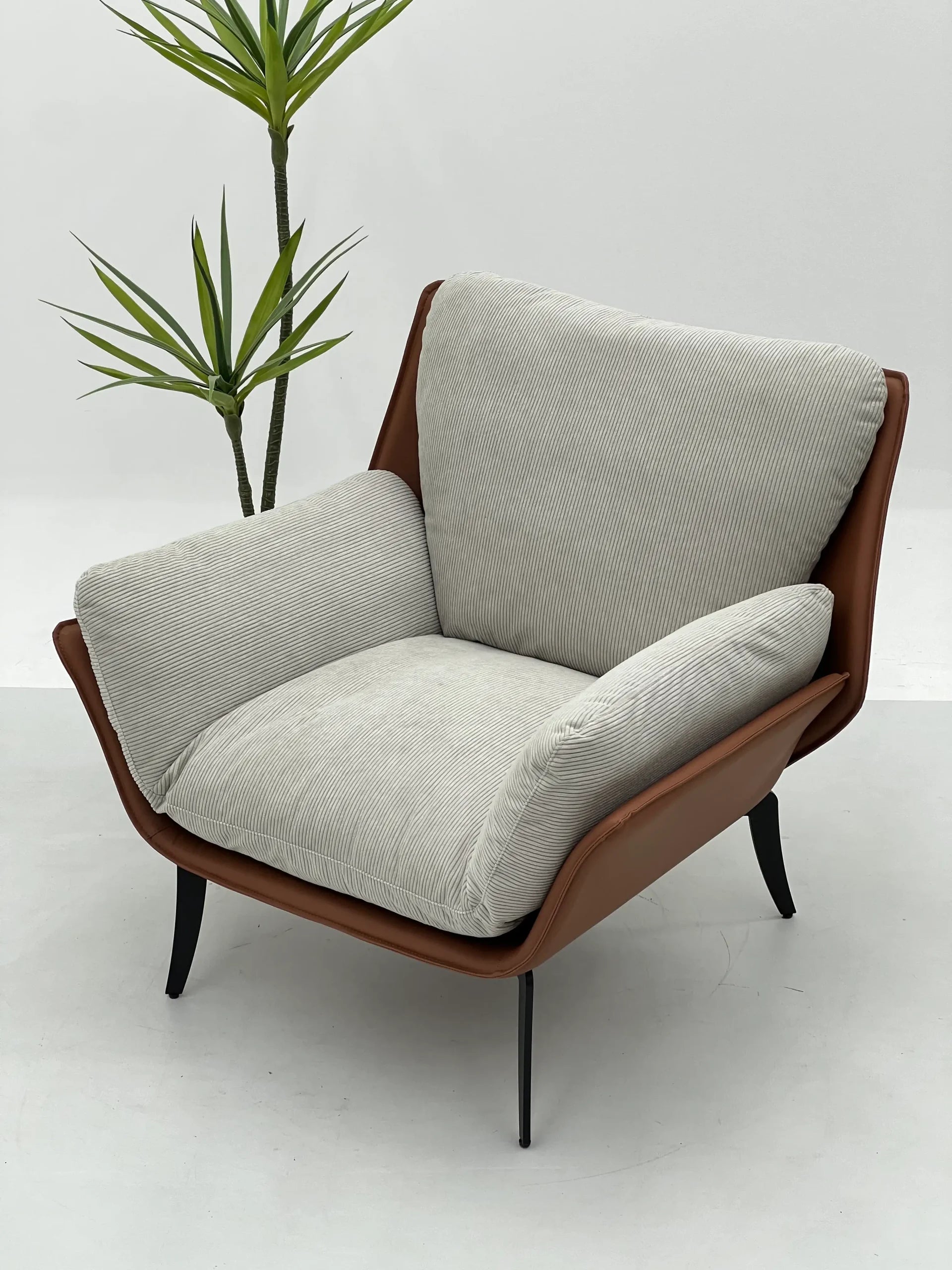 Grey Boucle Lounge Chair with Walnut Frame ¨C Luxurious Modern Accent Seating for Boutique Hotels & Commercial Spaces