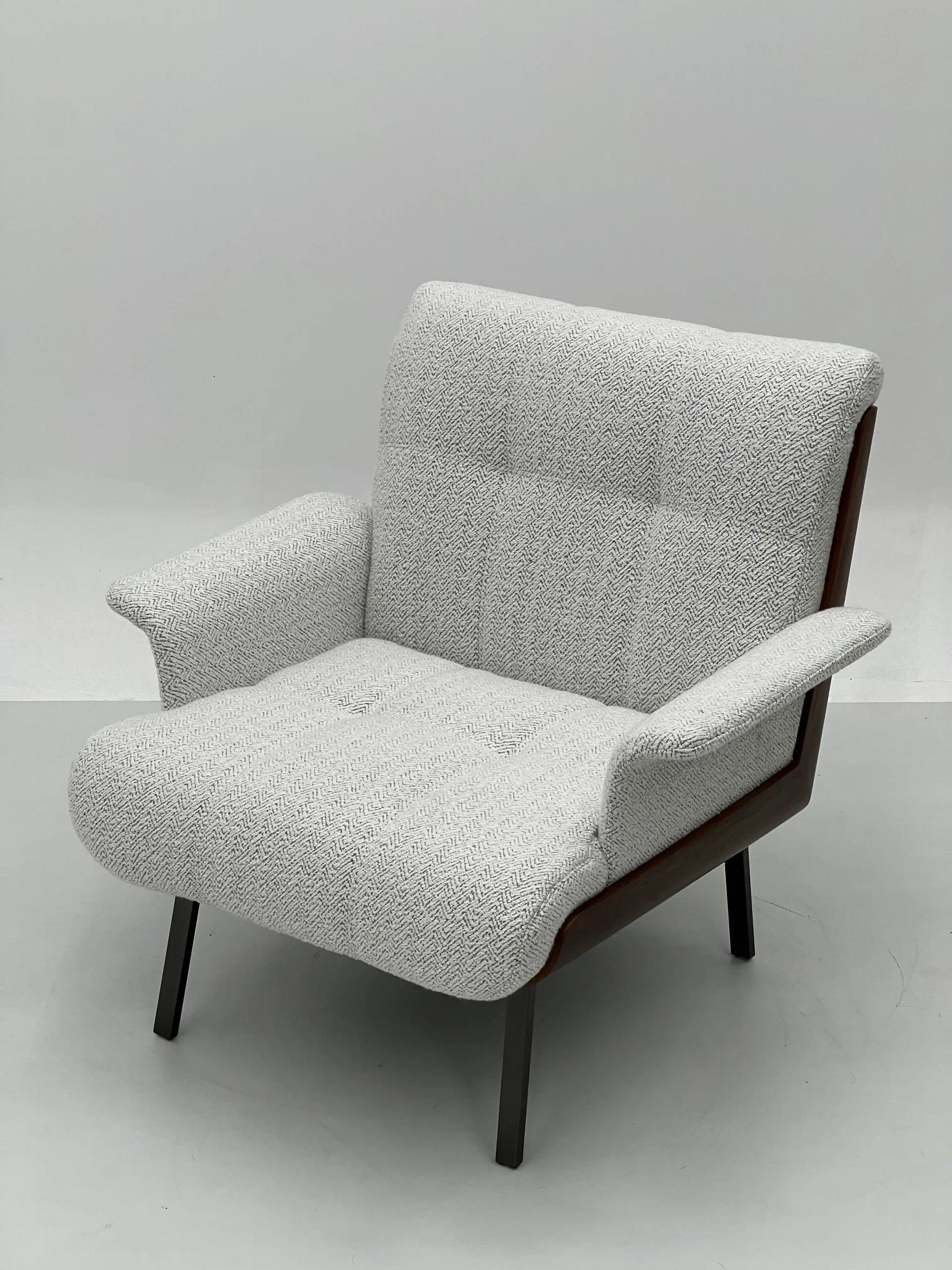 Grey Boucle Lounge Chair with Walnut Frame ¨C Luxurious Modern Accent Seating for Boutique Hotels & Commercial Spaces