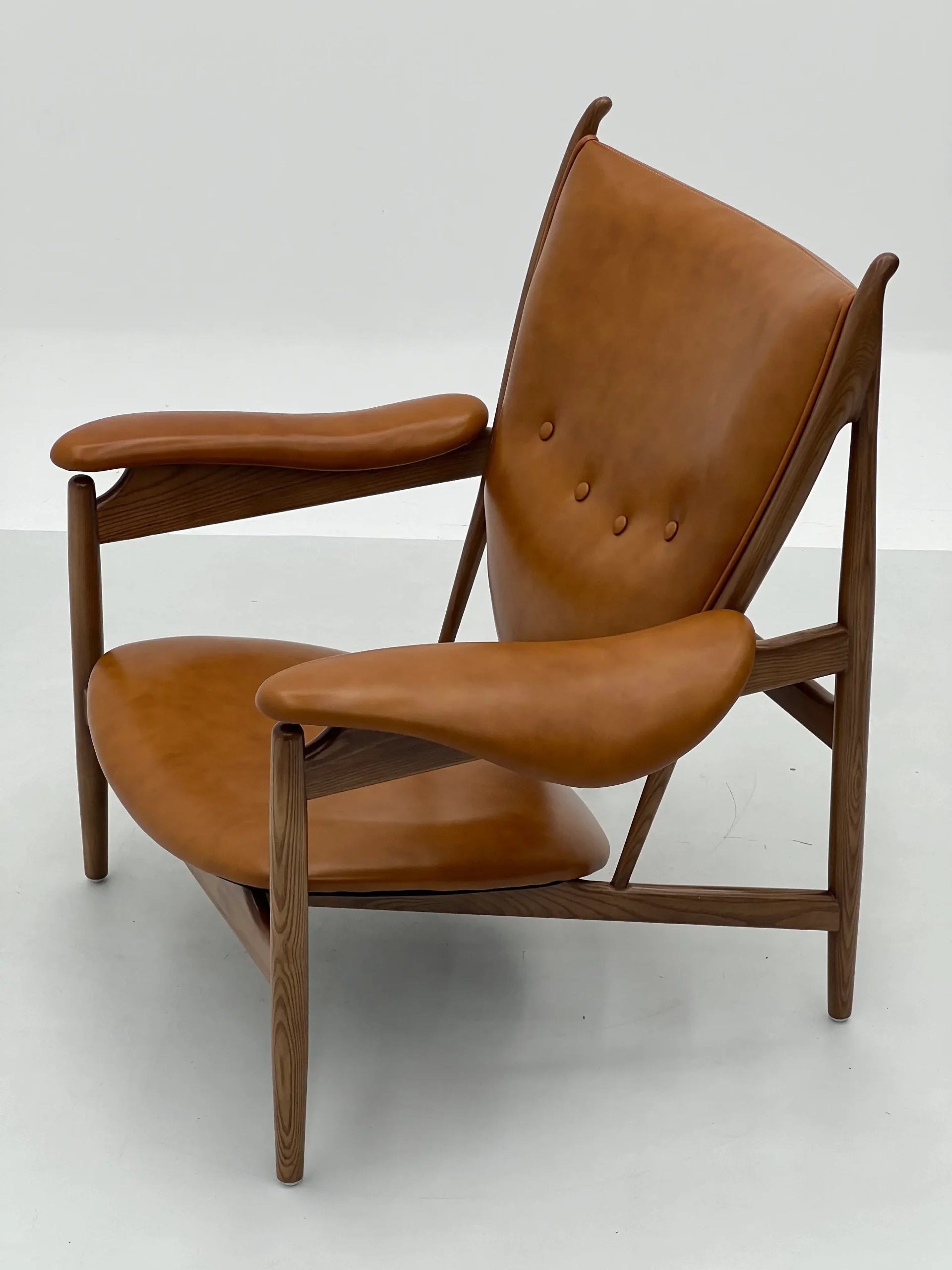 Modern Tan Leather Lounge Chair with Sculptural Walnut Frame ¨C Premium Accent Seating for Commercial Hotels, Offices & Lounges