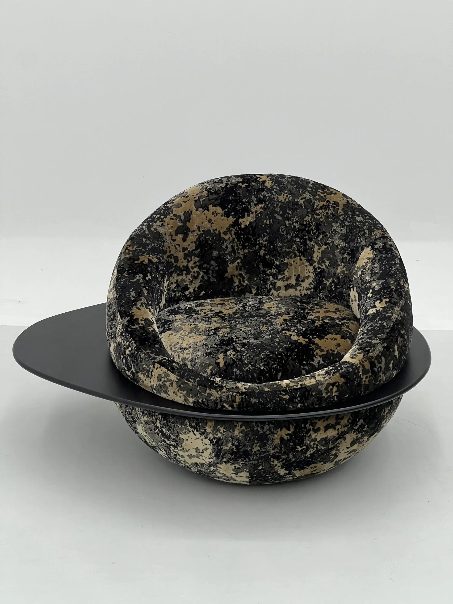 Modern Marble Print Velvet Lounge Chair with Black Floating Base ¨C Luxury Sculptural Seating for Commercial Hotels, Lounges & Premium Offices