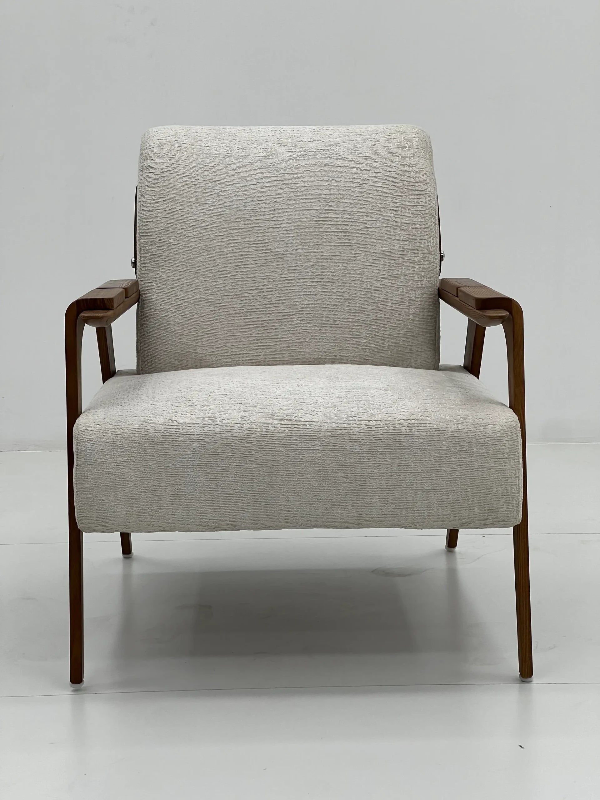 Modern Mid-Century Lounge Chair with Walnut Arms & Beige Textured Upholstery ¨C Premium Accent Seating for Commercial Hotels, Offices & Lounges