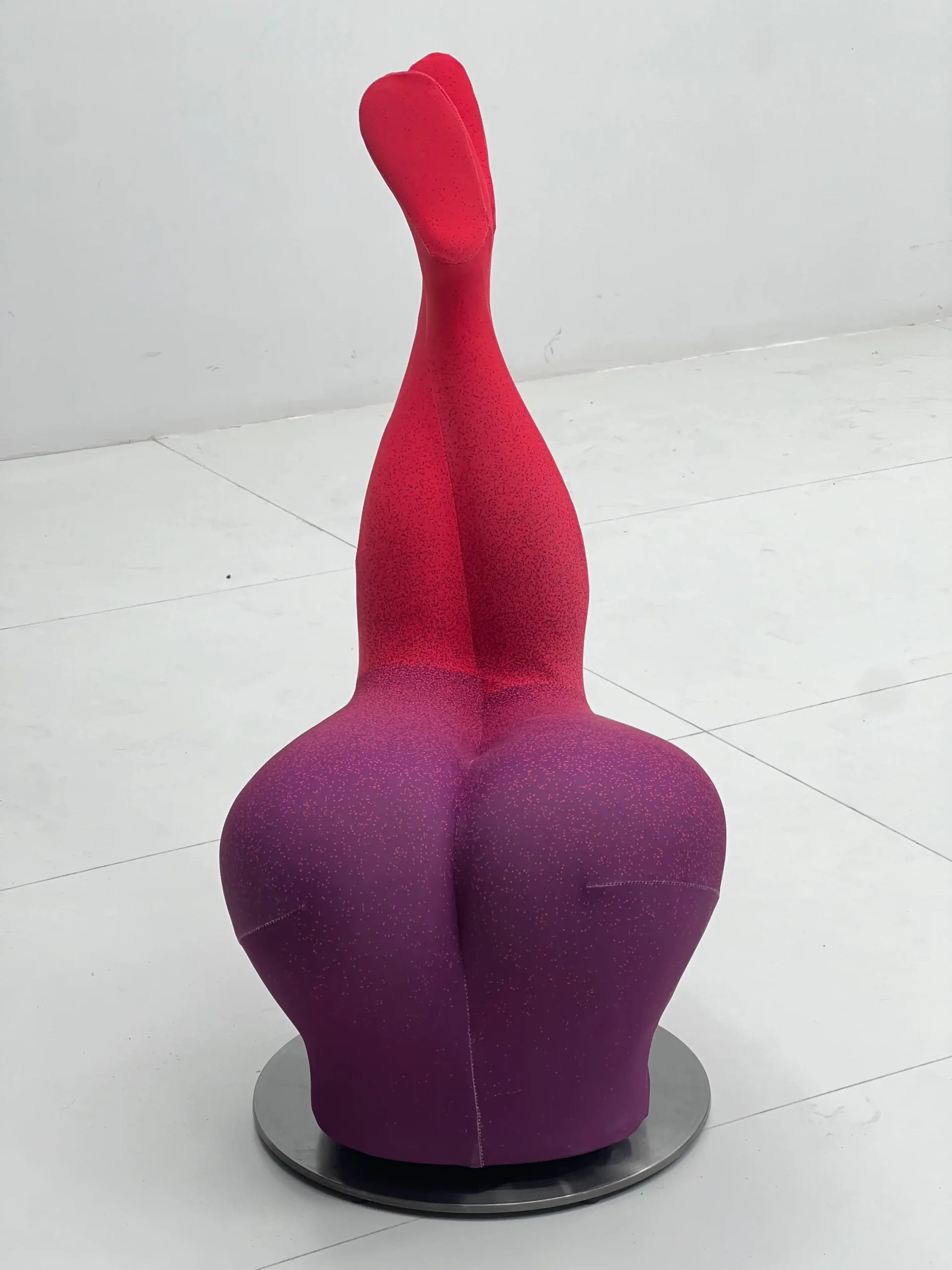 Modern Organic Swivel Lounge Chair in Fuchsia-Purple Gradient ¨C Sculptural Cloud Seating for Commercial Hotels, Lounges & Premium Offices