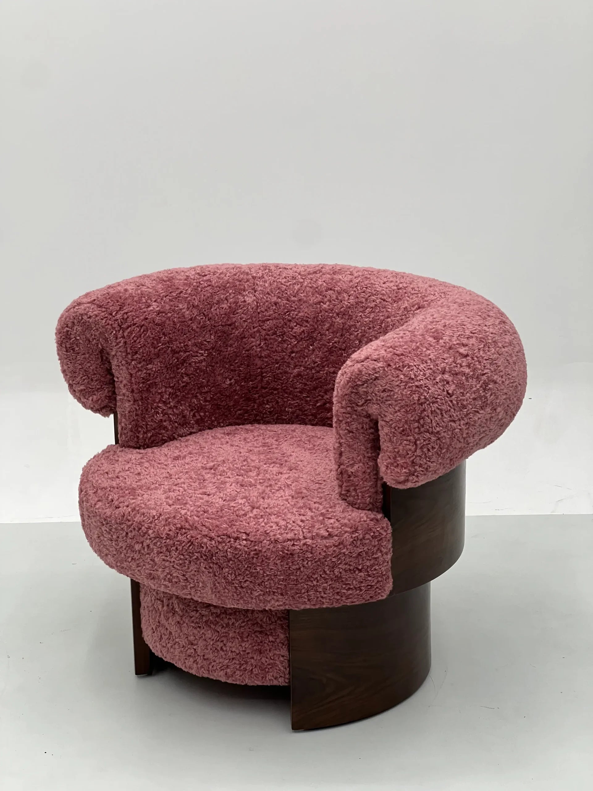 Pink Boucle Lounge Chair with Walnut Drum Base ¨C Luxurious Modern Accent Seating for Boutique Hotels & Commercial Spaces
