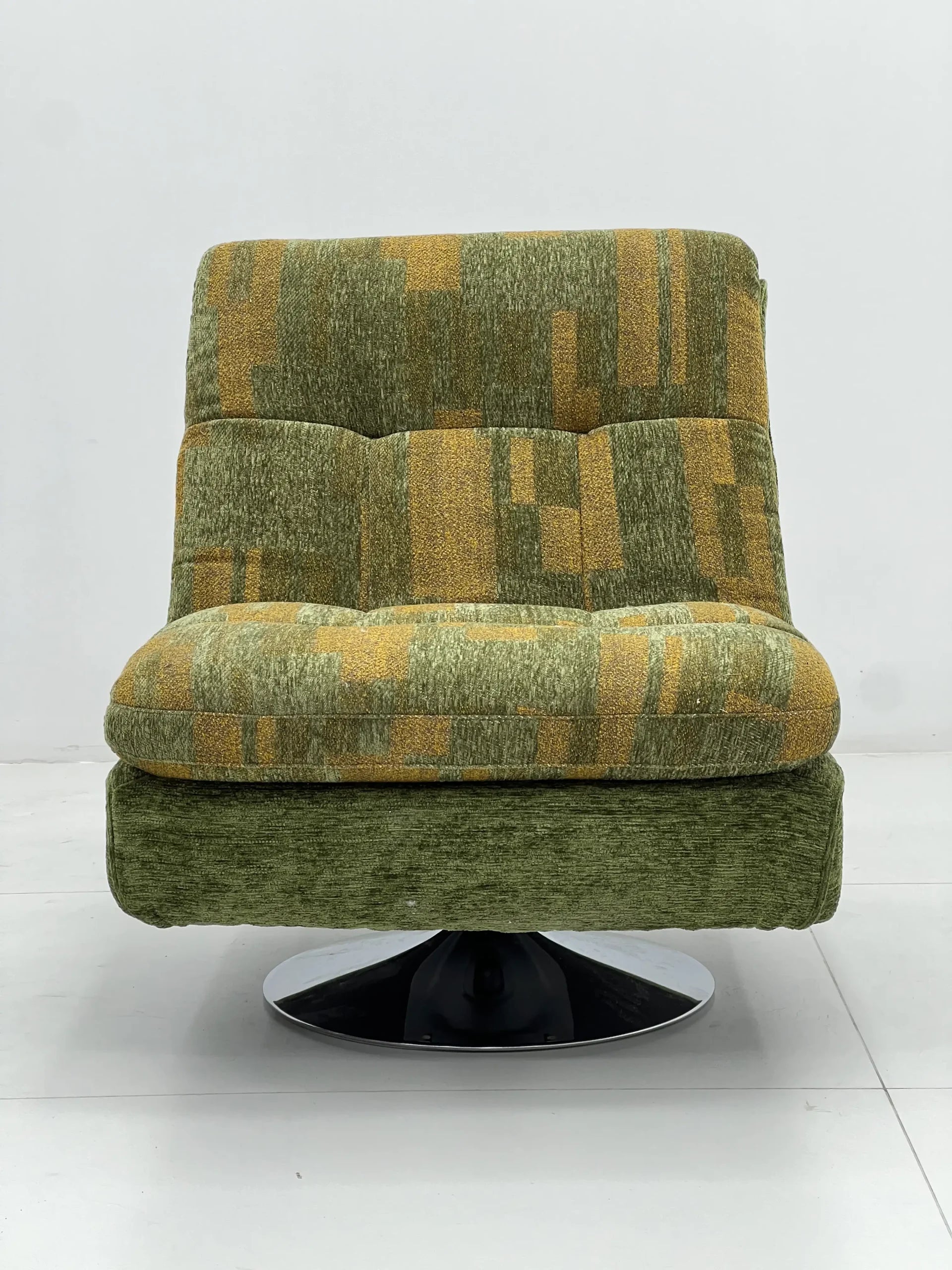 Modern Retro Swivel Lounge Chair in Olive & Mustard Geometric Fabric ¨C Plush 360¡ã Accent Seating for Commercial Hotels, Offices & Lounges