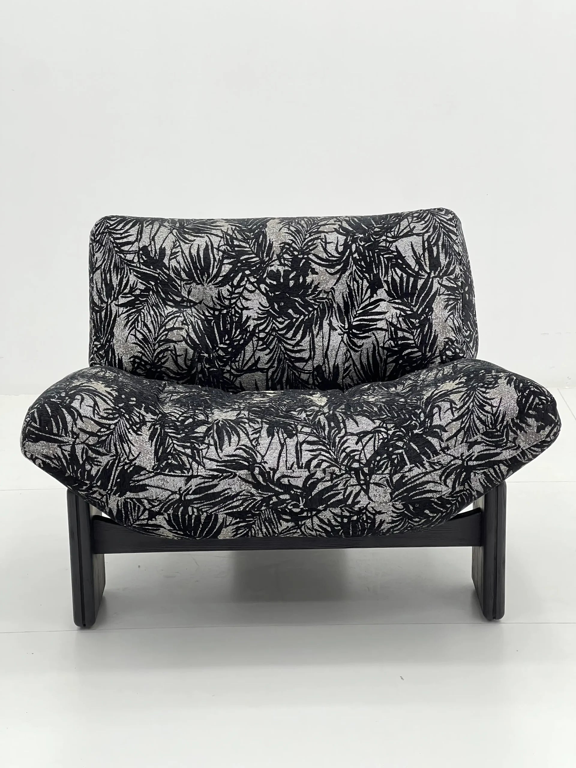 Modern Tropical Jacquard Lounge Chair in Black & Grey ¨C Oversized Leaf Print Accent Seating for Commercial Hotels, Lounges & Premium Offices